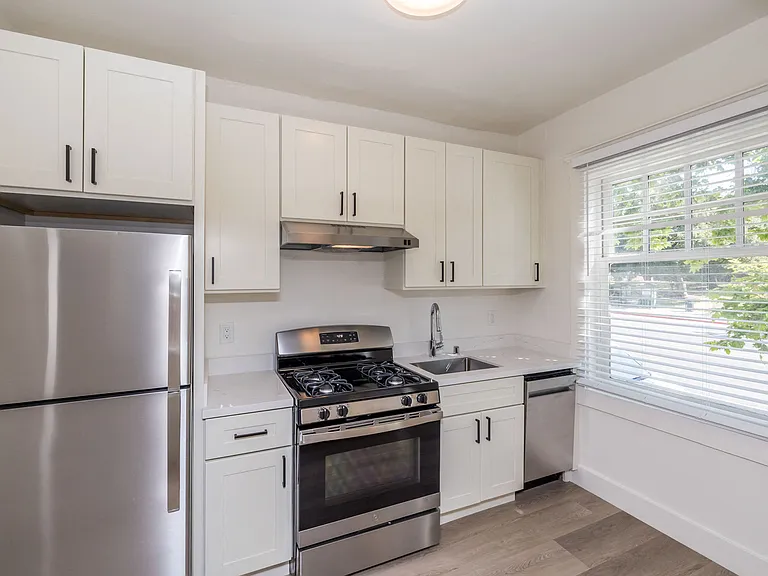 240 Grand — Photo 24
