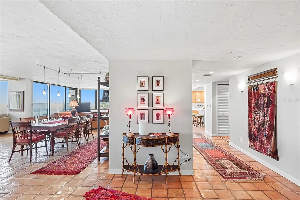 2 bed, 2.5 bath, 2516 sqft, $9,650 — Photo 4