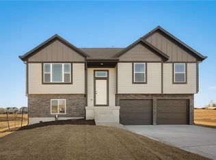 11207 207th St, Peculiar, MO 64078