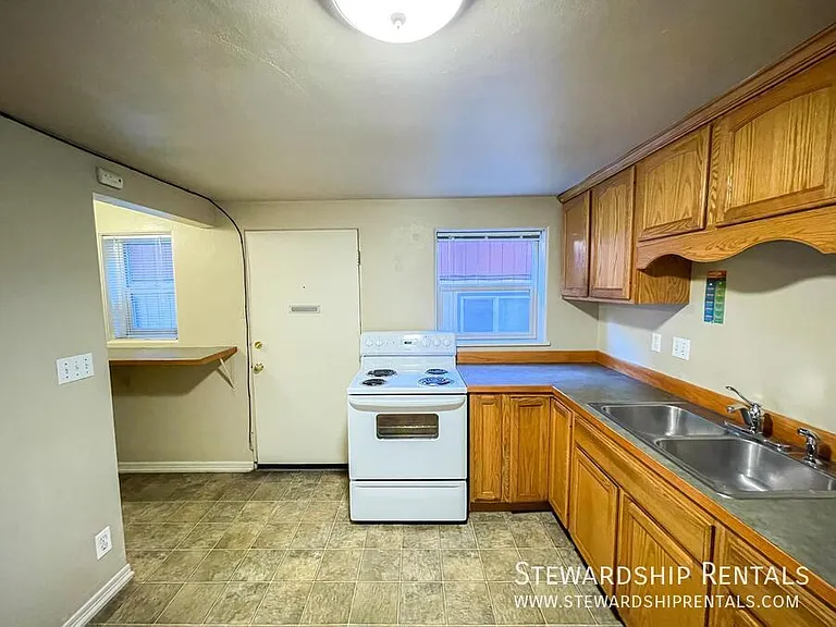 942 E 18th Ave #12 — Photo 4