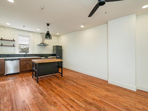4th image of 826 N Broadway St #302