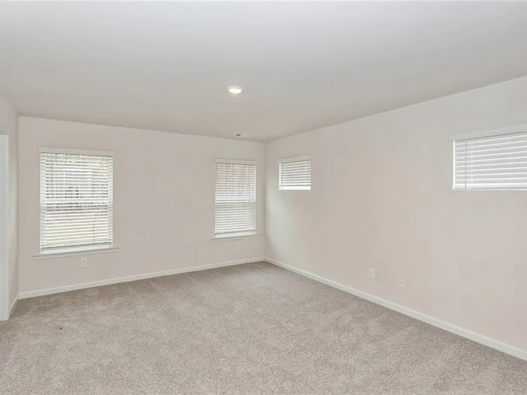668 Mackenzie Cv — Photo 17