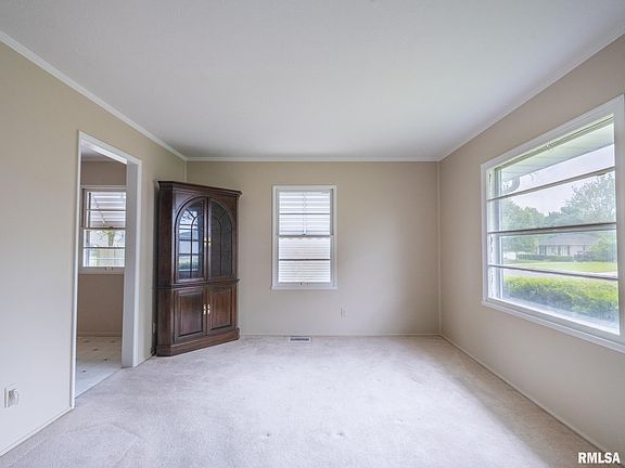 5th image of 3008 N Victoria Ave
