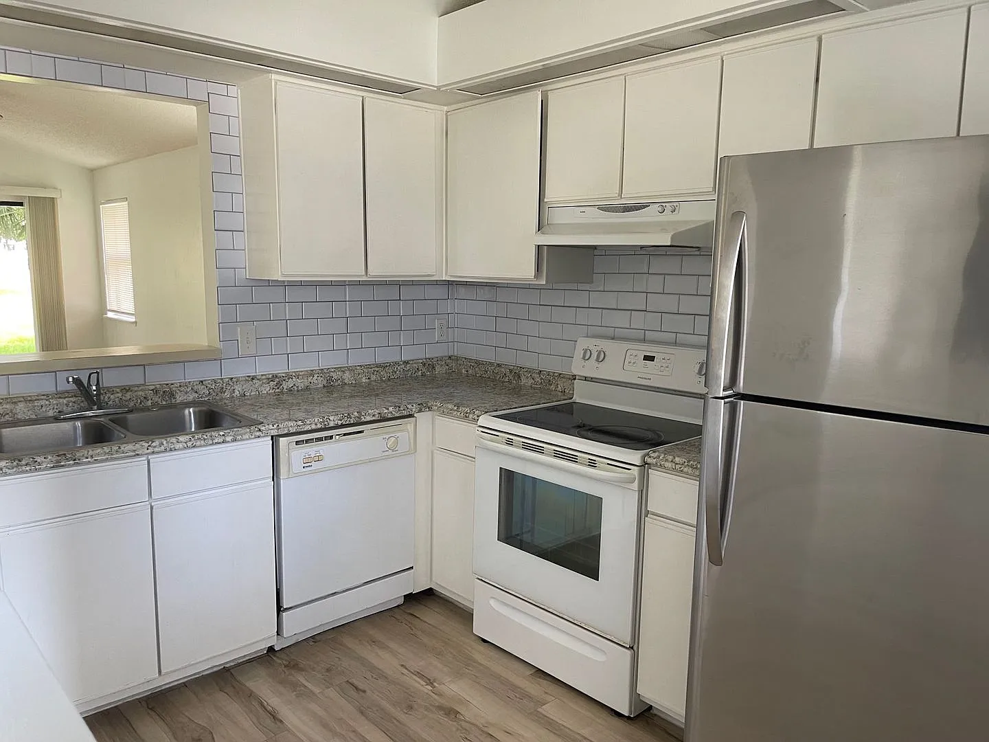 Charming 2 Bedroom Duplex Near UCF Available Now! — Photo 3