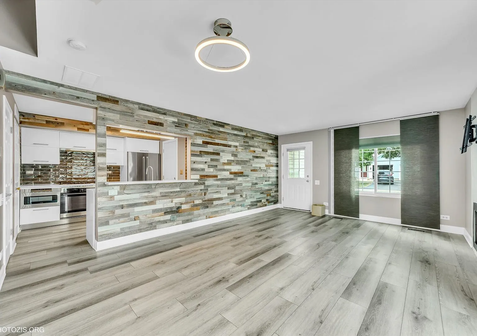 2 bed, 1.5 bath, 1052 sqft, $2,200 — Photo 2