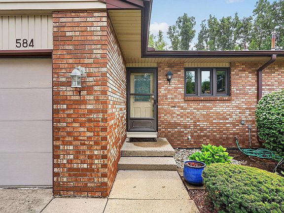 3rd image of 584 Gardenview Dr SW