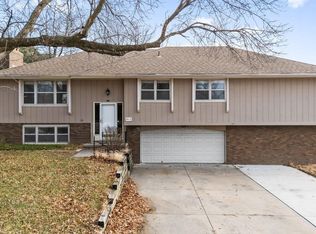 821 N 121st St, Omaha, NE 68154