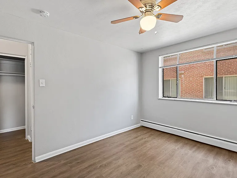 Admiral Apartments — Photo 27