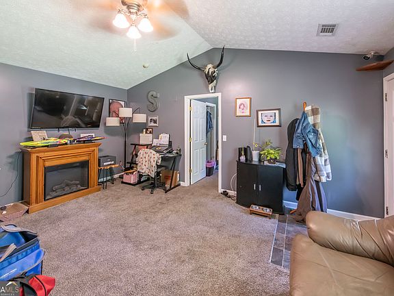 3rd image of 105 Pine Hill Rd
