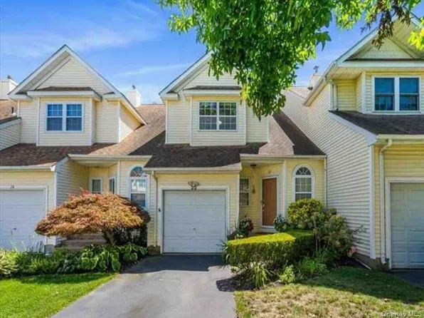 22 Apricot Court, Melville, NY 11747