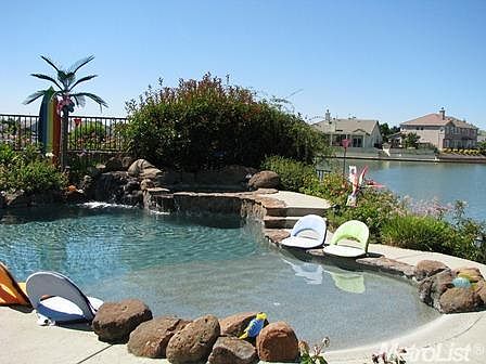 3rd image of 46 Bluefeather Ct