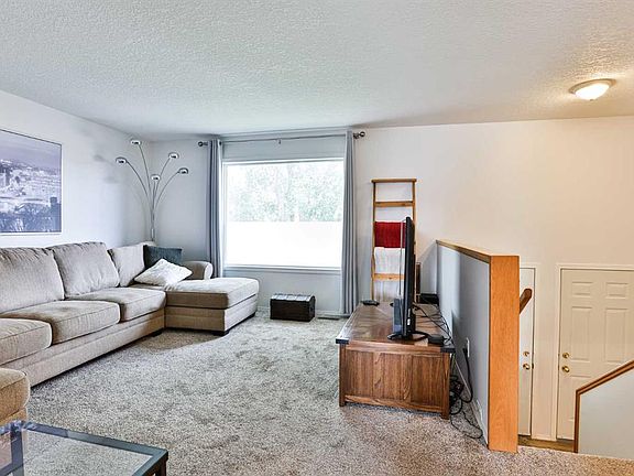 4th image of 52 Ermineview Way N