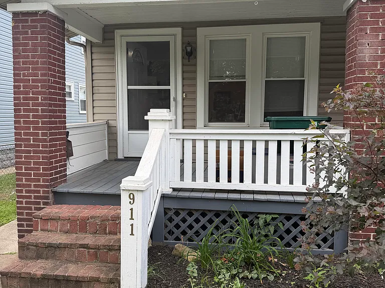 911-913 Thomas Rd — Photo 2