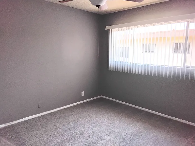 880 Victor Ave — Photo 16