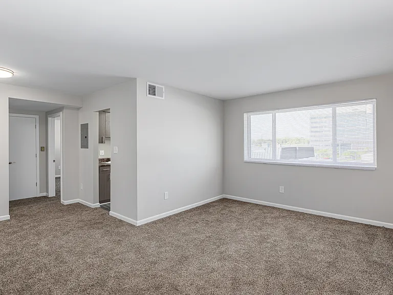Regency Court Apartments — Photo 35