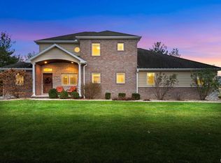 726 Stoneway Dr, Morton, IL