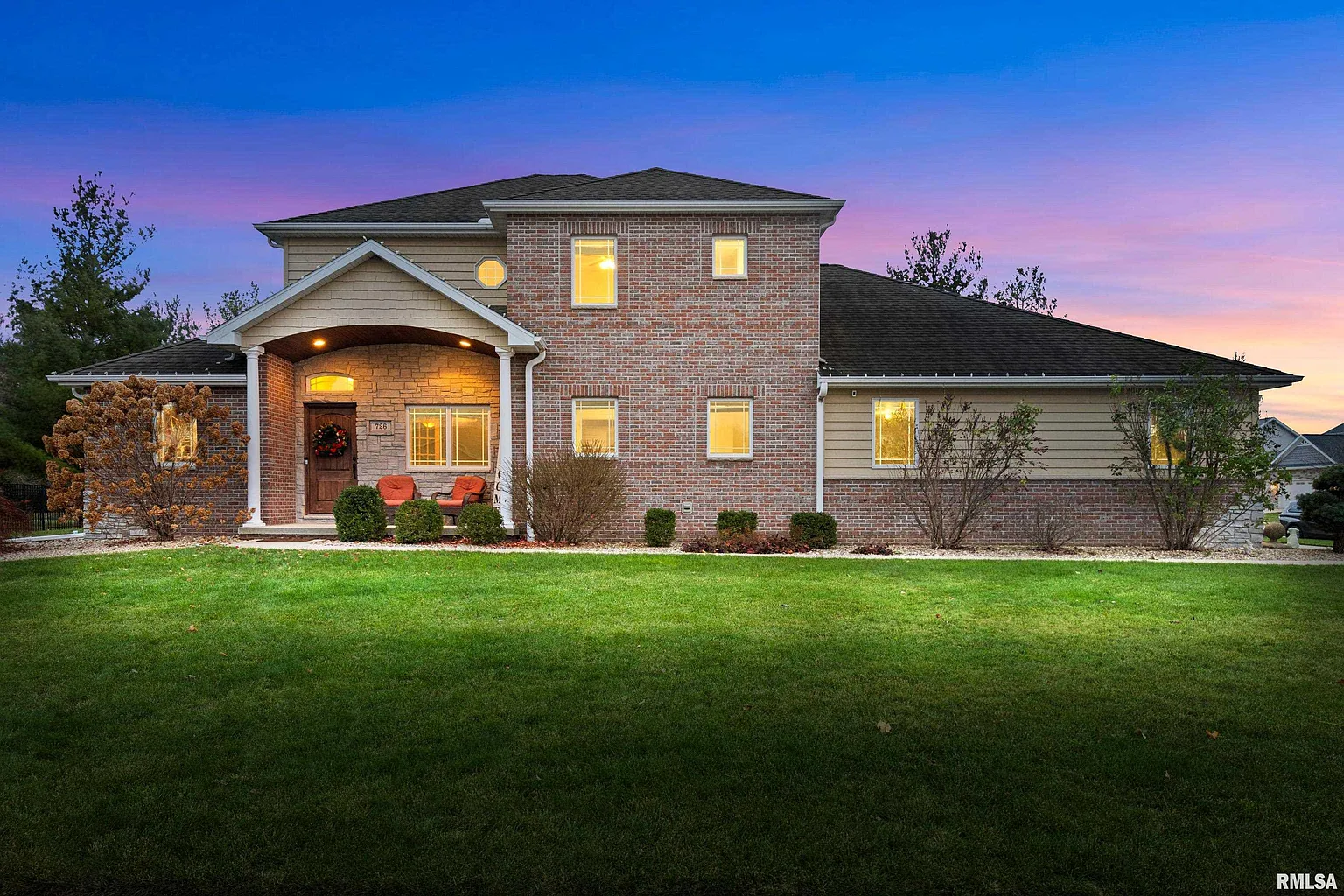 726 Stoneway Dr photo 1
