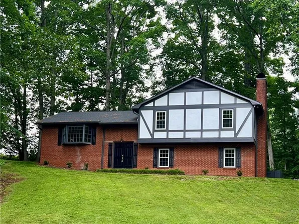 2154 Foxhunter Ct, Winston Salem, NC 27106