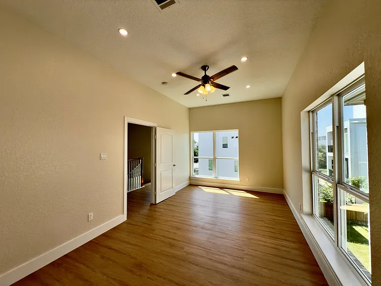 1323 Rosewood St — Photo 5