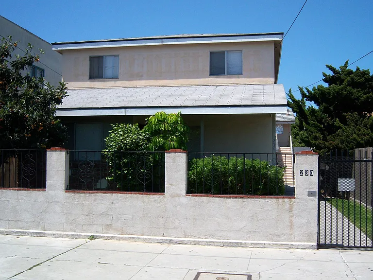 230 W 10th St — Photo 1