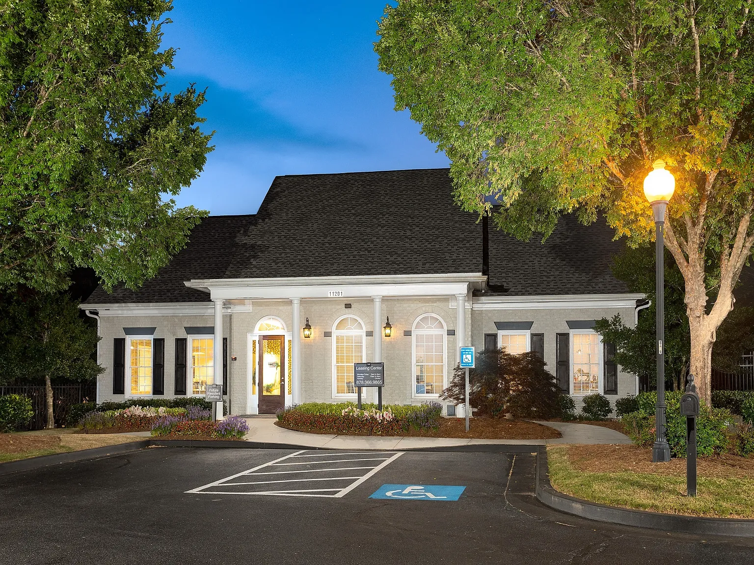 Windsor Johns Creek — Photo 2