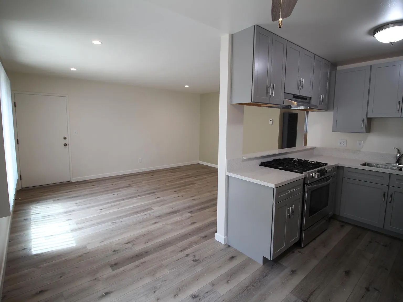 2 bed, 800 sqft, $2,340 — Photo 3