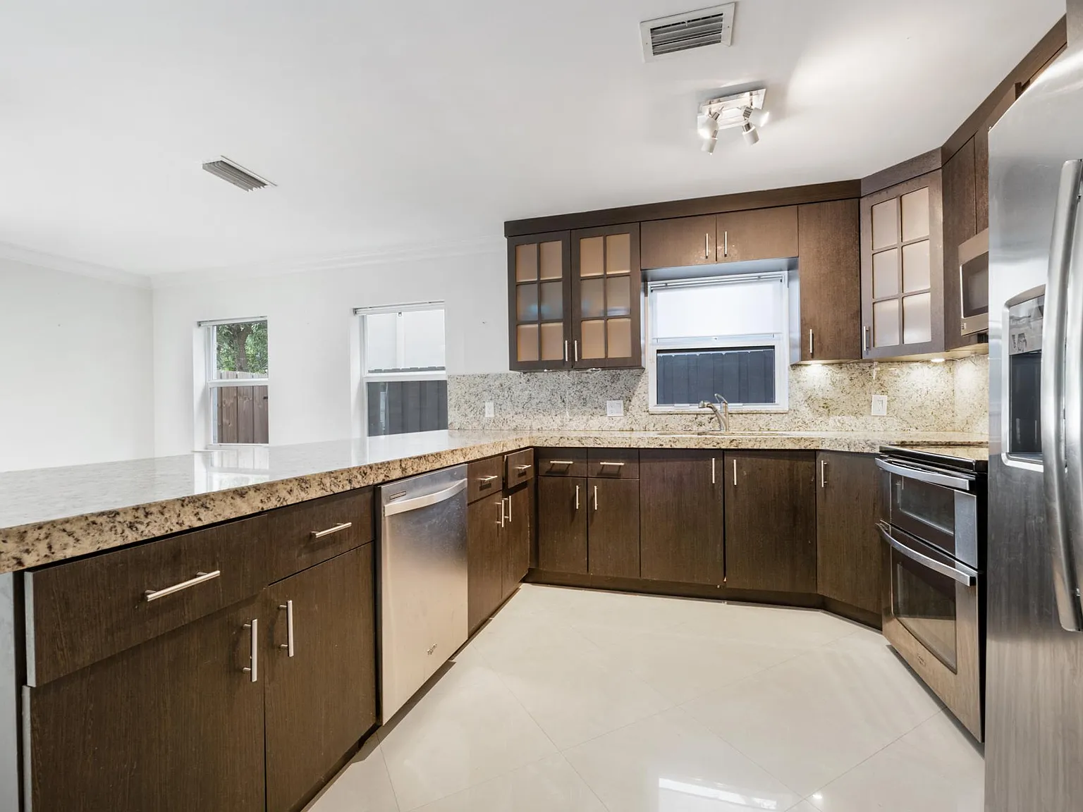3 bed, 2.5 bath, 2100 sqft, $6,800 — Photo 4