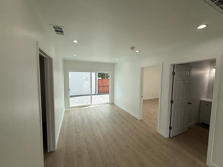 16918 Bassett St — Photo 11
