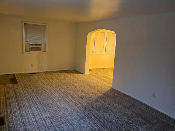 4th image of 835 W State St