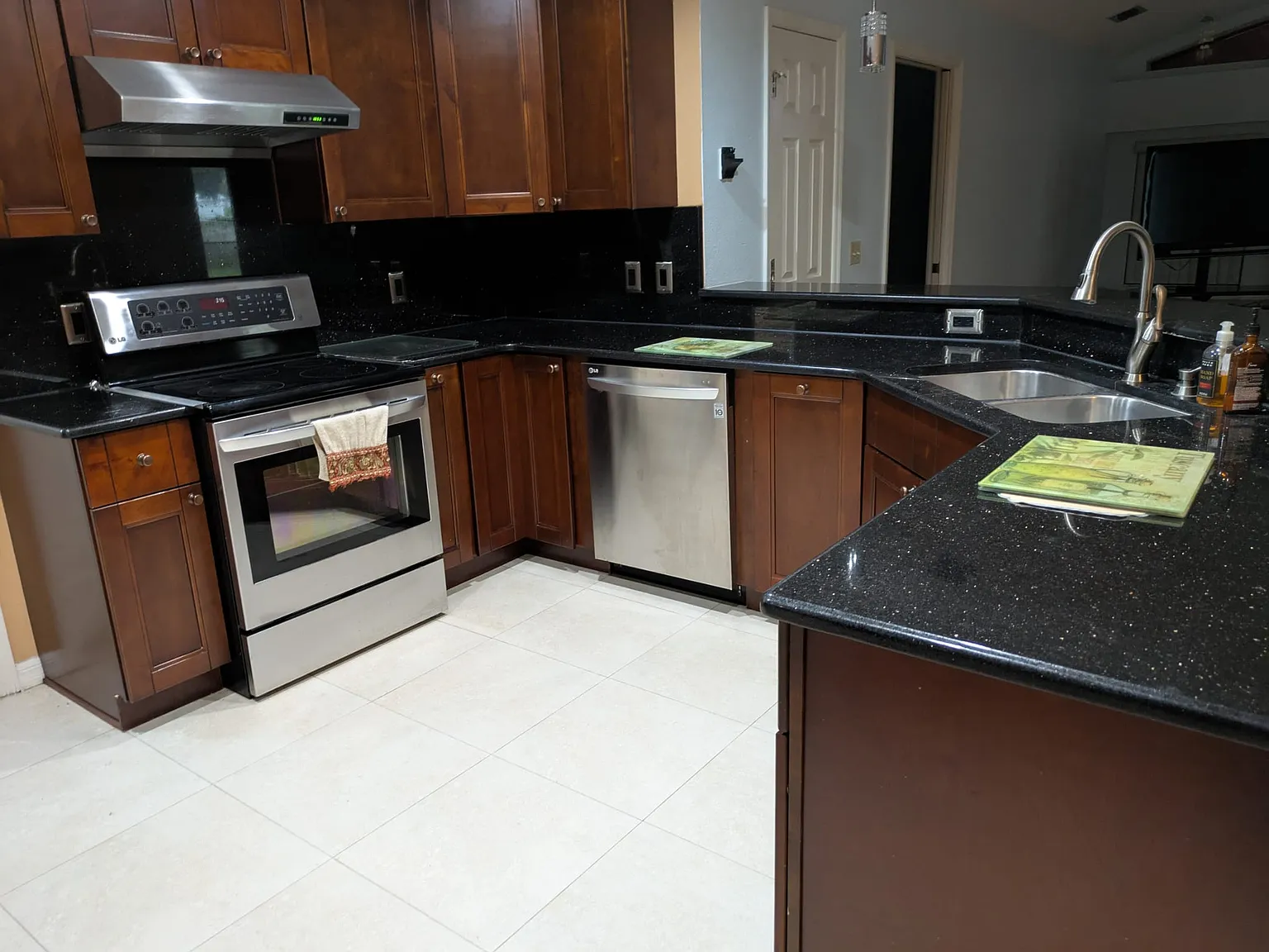 4 bed, 2.5 bath, 2787 sqft, $3,500 — Photo 3