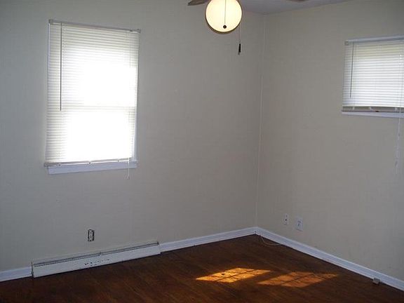 4th image of 113 E 10th St