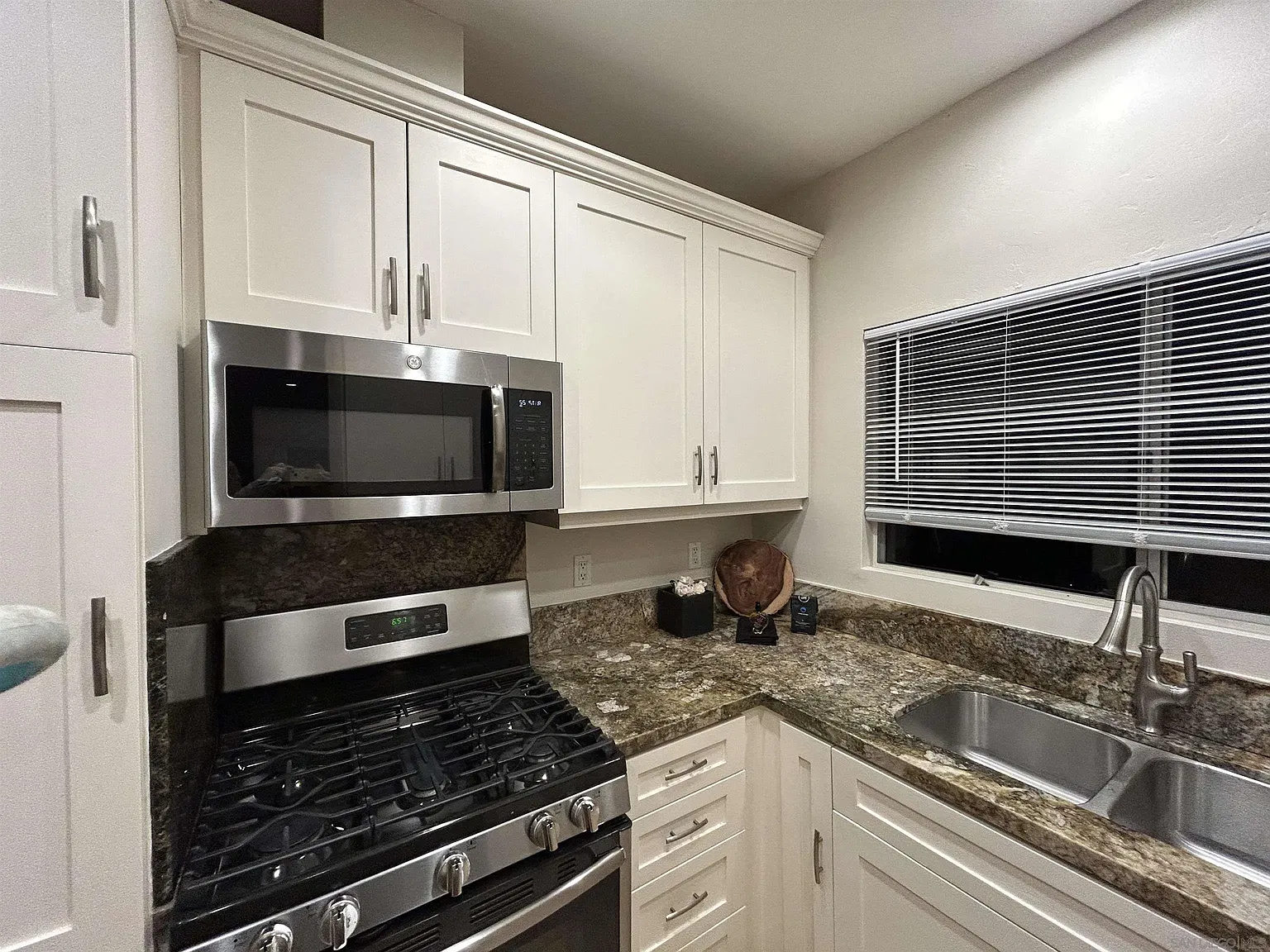 2 bed, 2.0 bath, 1005 sqft, $5,800 — Photo 2
