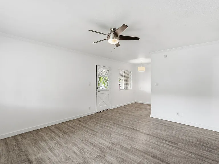 1 bed 1 bath with storage unit — Photo 30