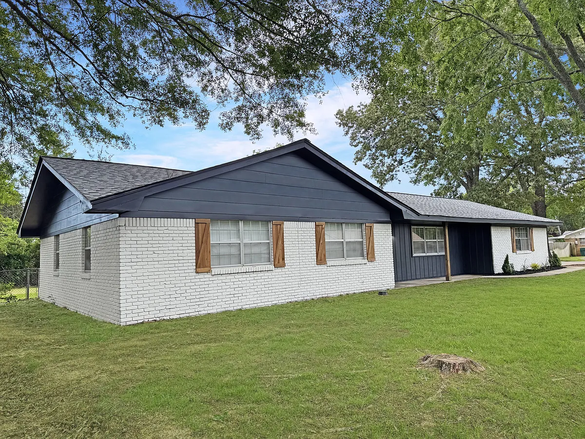 Building Photo - 9 Riviera Dr