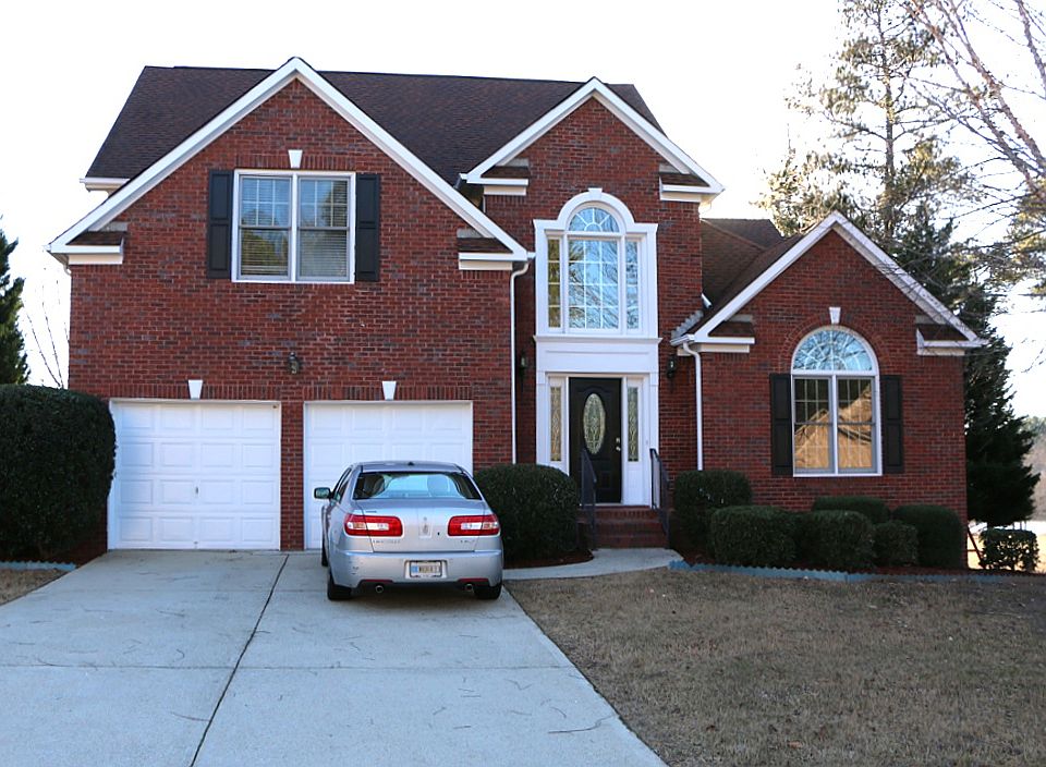 Entrance/2 car garage