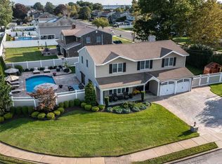 42 Duck Ln, West Islip, NY 11795