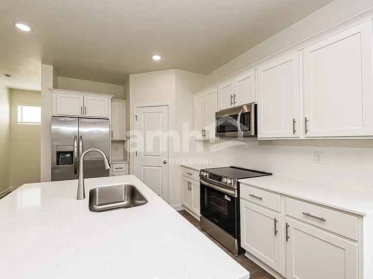1272 W Mahogany St — Photo 3