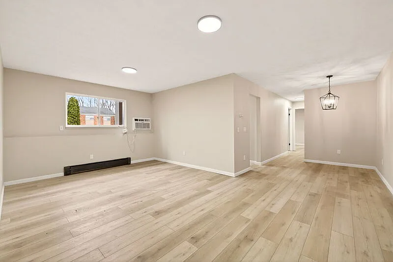 Holcomb Village Apartments — Photo 2