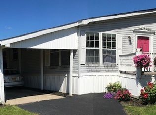 1052 Fernwood Dr, Lockport, NY 14094