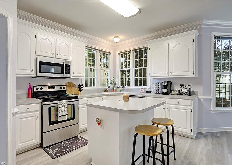 1st image of 210 E Wedgwood Dr
