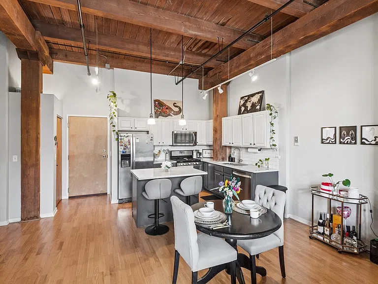 1740 N Maplewood Ave #210 — Photo 4