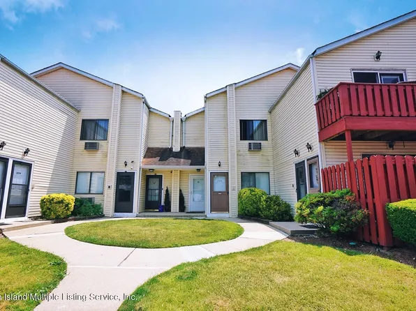 111 Stack Dr, Staten Island, NY 10312