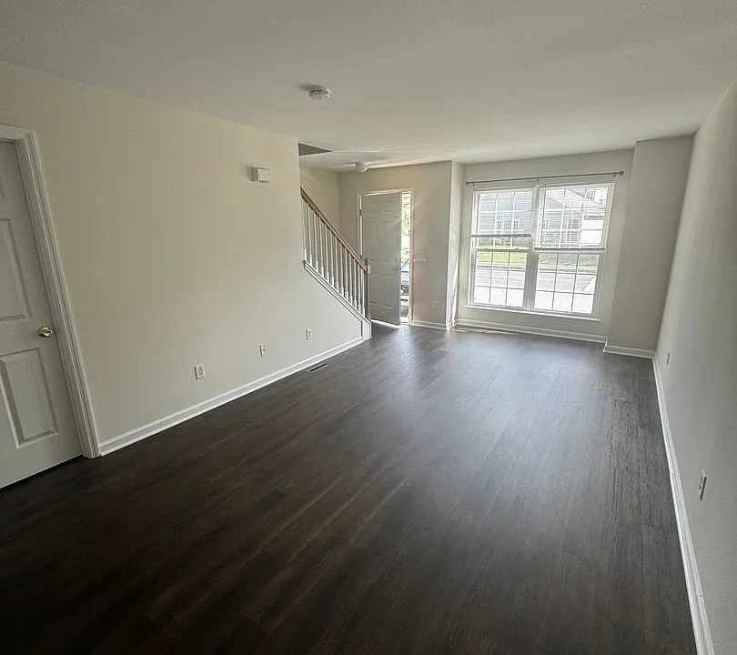 30-33 Eastwick Ln