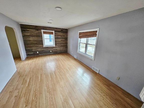 2nd image of 511 3rd St SE