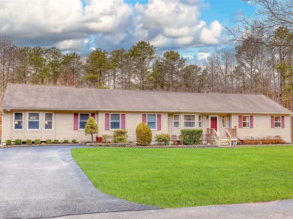 20 Charter Ct, Manorville, NY 11949