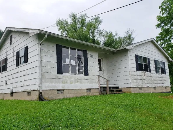 935 Depot St NE, Christiansburg, VA 24073