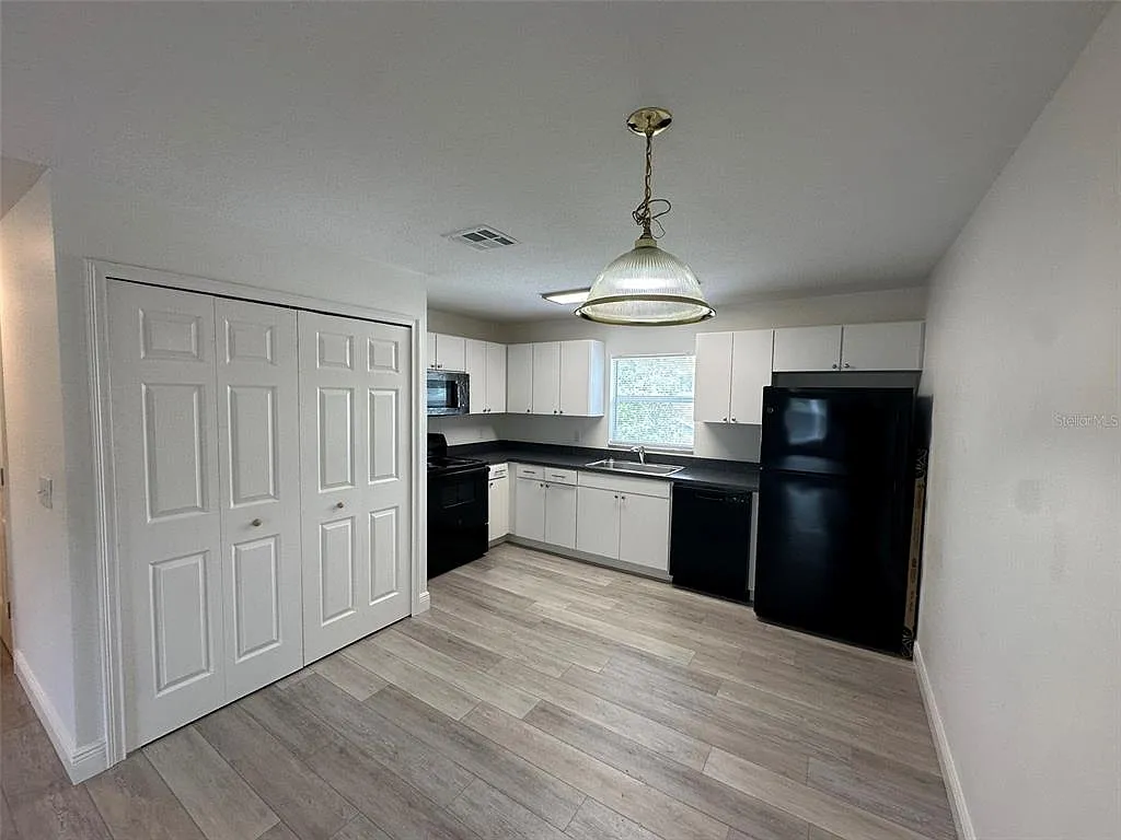 3 bed, 2.0 bath, 1020 sqft, $2,200 — Photo 2