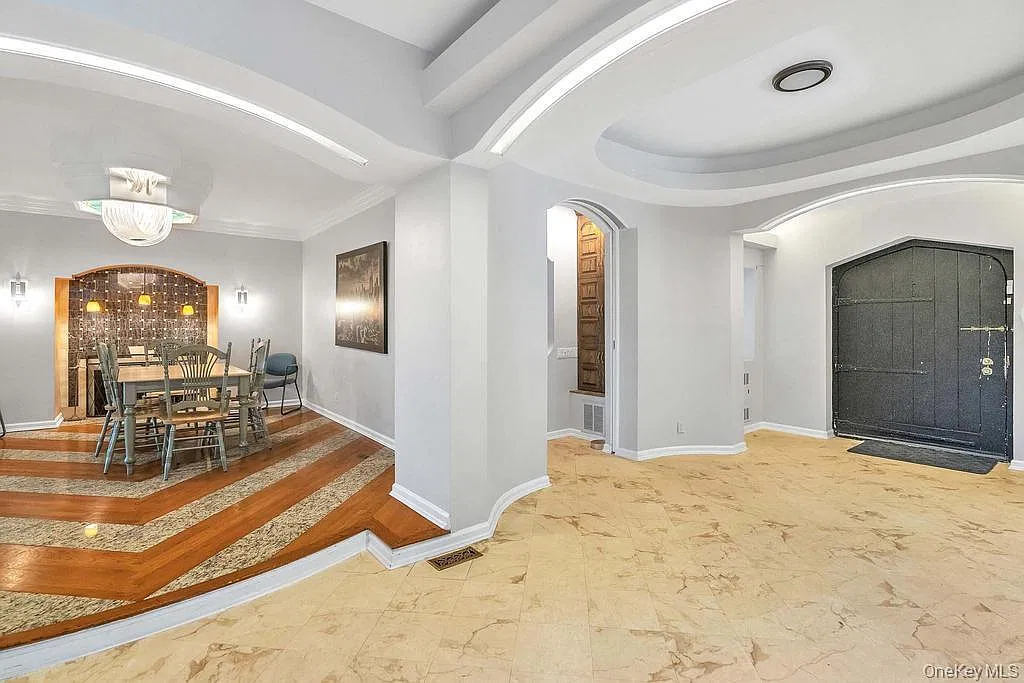 5 bed, 4.5 bath, 4290 sqft, $8,000 — Photo 4