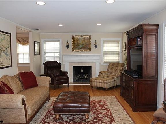3rd image of 86 Greenwood Dr