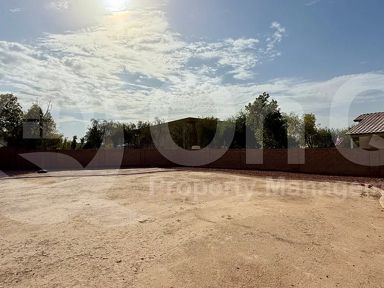 417 E Cantebria Dr — Photo 21